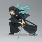 Vue 3/4 à mi-distance de la figurine de Muichiro Tokito de Demon Slayer en kimono noir, tenant un katana à droite.