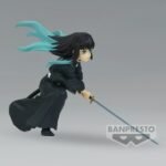 Vue 3/4 à mi-distance de la figurine de Muichiro Tokito de Demon Slayer en kimono noir, tenant un katana à l'avant.
