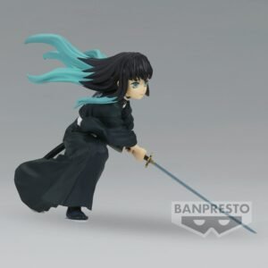 Vue 3/4 à mi-distance de la figurine de Muichiro Tokito de Demon Slayer en kimono noir, tenant un katana à l'avant.