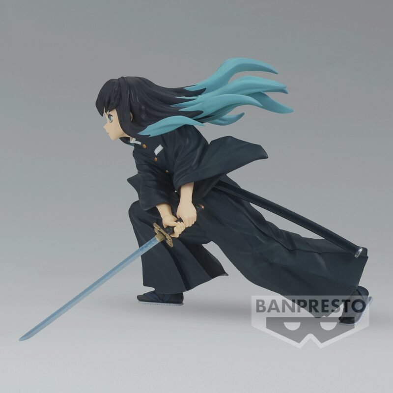 Vue 3/4 de plein pied de la figurine de Muichiro Tokito de Demon Slayer en kimono noir et haori vert, tenant un katana.