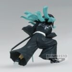 Vue 3/4 arrière à mi-distance de la figurine de Muichiro Tokito de Demon Slayer en kimono noir, tenant un katana.