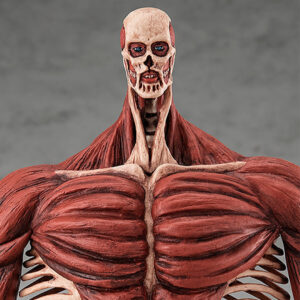 Vue de face avec plan rapproché moyen de la figurine du Colossal Titan d'Attack on Titan, sans vêtements, affichant des muscles.