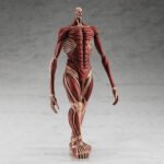 Vue 3/4 de face en plan rapproché de la figurine Pop Up Parade d'Armin Arlert de Shingeki no Kyojin en uniforme des Corps d'Exploration, avec des détails précis sur le visage.