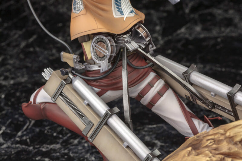 Vue en contre-plongée en gros plan de la figurine ARTFX J d'Eren Yeager d'Attack on Titan en uniforme des Corps de Survey, avec mécanisme détaillé.