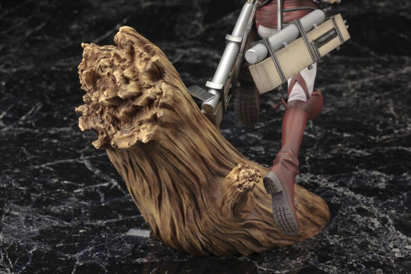Vue diagonale en plan moyen de la figurine ARTFX J d'Eren Yeager d'Attaque des Titans en uniforme des Corps d'exploration, avec équipement de manœuvre.