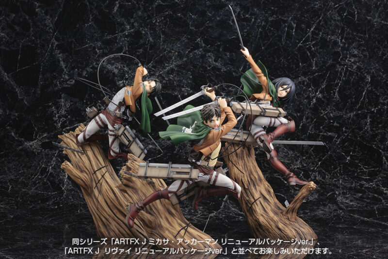 Vue 3/4 de face en plan rapproché moyen de la figurine ArtFX J d'Eren Yeager de Shingeki no Kyojin en uniforme de la Survey Corps, tenant des épées avec l'équipement de manœuvre omnidirectionnelle.
