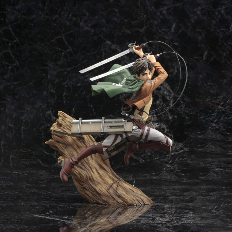 Vue 3/4 latérale droite à mi-distance de la figurine d'Eren Yeager de Shingeki no Kyojin en uniforme de la Survey Corps, tenant des lames.