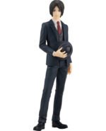 Vue de face avec plan rapproché moyen de la figurine d'Eren Yeager d'Attack on Titan en costume sombre, tenant un chapeau.