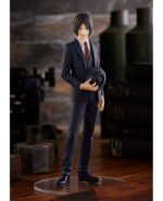 Vue de face à mi-distance de la figurine Pop Up Parade d'Eren Yeager de Shingeki no Kyojin en costume formel, tenant un chapeau.