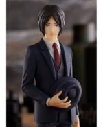 Vue 3/4 de face à mi-distance de la figurine Pop Up Parade d'Eren Yeager de Shingeki no Kyojin en costume sombre, tenant un chapeau.