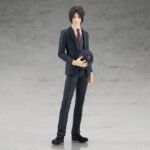 Vue de face avec plan en pied de la figurine Pop Up Parade d'Eren Yeager d'Attack on Titan en costume noir, tenant un chapeau.