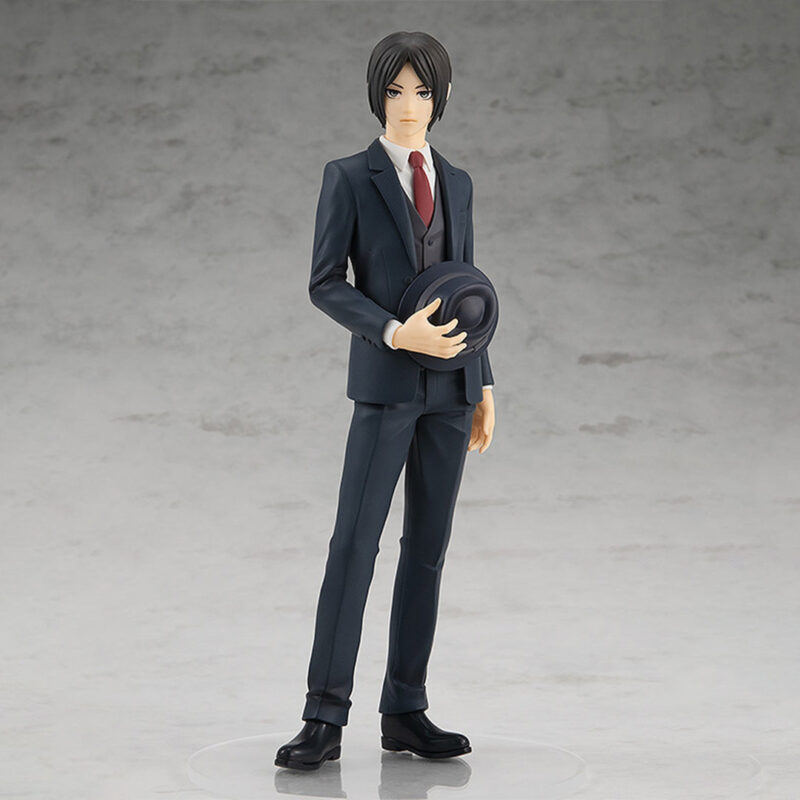 Vue de face avec plan en pied de la figurine Pop Up Parade d'Eren Yeager d'Attack on Titan en costume noir, tenant un chapeau.