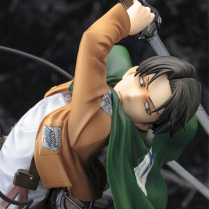 Vue diagonale en plan moyen rapproché de la figurine ArtFX J de Levi Ackerman de Shingeki no Kyojin en uniforme militaire, tenant une épée avec un manteau vert tourbillonnant.