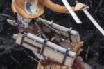 Vue diagonale à mi-distance de la figurine ARTFX J de Levi Ackerman de Shingeki no Kyojin en uniforme, tenant des épées.