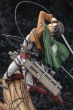 Vue 3/4 de face à mi-distance de la figurine ArtFX J de Levi Ackerman de Shingeki no Kyojin en uniforme du Corps d'Exploration, avec des équipements de manœuvre tridimensionnels et des lames.