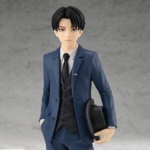 Vue 3/4 de face à mi-distance de la figurine de Levi Ackerman de Shingeki no Kyojin en costume sombre, tenant un chapeau noir.