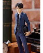Vue 3/4 de face à mi-distance de la figurine Pop Up Parade de Levi Ackerman de Shingeki no Kyojin en costume bleu, tenant un chapeau noir.