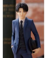 Vue 3/4 de face à mi-distance de la figurine Pop Up Parade de Levi Ackerman de Shingeki no Kyojin en costume bleu, tenant un chapeau noir.