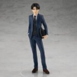 Vue 3/4 de face à mi-distance de la figurine Pop Up Parade de Levi Ackerman de Shingeki no Kyojin en costume bleu, tenant un chapeau.