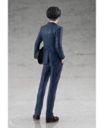 Vue 3/4 de dos à mi-distance de la figurine Pop Up Parade de Levi Ackerman de Shingeki no Kyojin en costume bleu, tenant un chapeau noir.