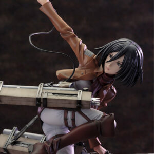Vue dynamique à mi-distance de la figurine de Mikasa Ackerman de Shingeki no Kyojin en uniforme militaire, avec 3D Maneuver Gear.