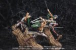Vue 3/4 de face à mi-distance de la figurine ARTFX J de Mikasa Ackerman d'Attack on Titan en uniforme des Corps d'Exploration, avec des épées.