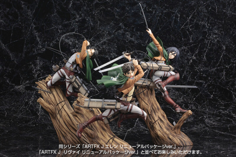 Vue 3/4 de face à mi-distance de la figurine ARTFX J de Mikasa Ackerman d'Attack on Titan en uniforme des Corps d'Exploration, avec des épées.