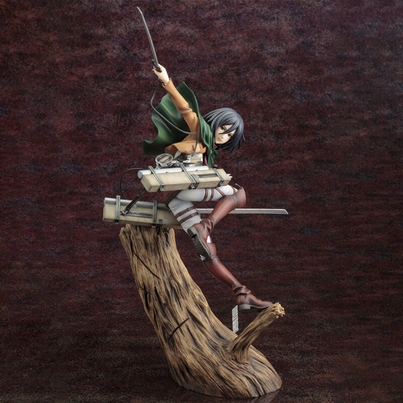 Vue 3/4 à mi-distance de la figurine ArtFX J de Mikasa Ackerman de Shingeki no Kyojin en uniforme militaire, tenant des lames.