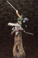 Vue 3/4 de face en plan complet de la figurine ArtFX J de Mikasa Ackerman de Shingeki no Kyojin en tenue militaire, armée de deux épées.