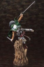 Vue 3/4 arrière en plan entier de la figurine de Mikasa Ackerman de Shingeki no Kyojin en uniforme du Corps d'Exploration, avec deux épées.