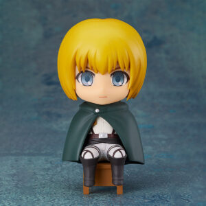 Vue de face à mi-distance de la figurine Nendoroid d'Armin Arlert d'Attack on Titan, assis sur une chaise, en uniforme.