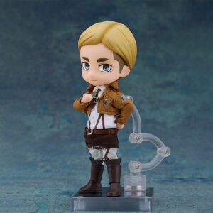 Vue 3/4 de face à mi-distance de la figurine Nendoroid d'Erwin Smith d'Attack on Titan en uniforme des Scouts, tenant un équipement.