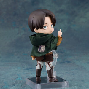 Vue 3/4 arrière en plan rapproché moyen de la figurine Nendoroid de Levi Ackerman d'Attack on Titan en manteau vert, regardant par-dessus son épaule.