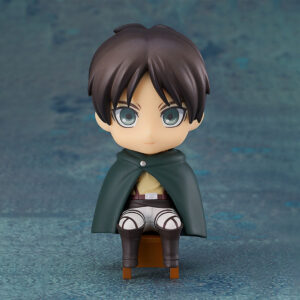 Vue de face avec plan rapproché moyen de la figurine Nendoroid d'Eren Yeager d'Attack on Titan en manteau vert, assis.