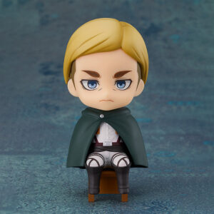 Vue de face avec plan moyen de la figurine Nendoroid d'Erwin Smith d'Attack on Titan en uniforme de l'escouade, assis avec une expression sérieuse.