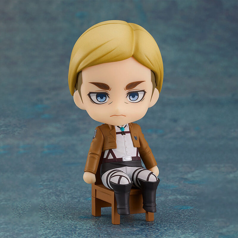Vue de face avec plan rapproché moyen de la figurine Nendoroid d'Erwin Smith d'Attack on Titan en uniforme de la Survey Corps, assis sur une chaise.