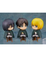 Vue de face en plan moyen des Nendoroids de Mikasa Ackerman, Eren Yeager et Armin Arlert d'Attack on Titan, en uniforme du Corps d'Exploration.