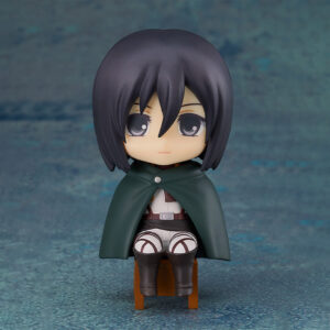 Vue de face avec plan rapproché moyen de la figurine Nendoroid de Mikasa Ackerman d'Attack on Titan en uniforme du Corps, sans accessoires.
