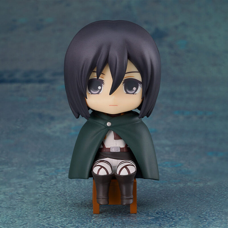 Vue de face avec plan rapproché moyen de la figurine Nendoroid de Mikasa Ackerman d'Attack on Titan en uniforme du Corps, sans accessoires.
