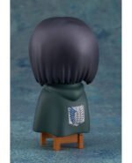 Vue de dos à mi-distance de la figurine Nendoroid de Mikasa Ackerman de Shingeki no Kyojin en uniforme militaire avec cape verte.