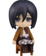 Vue de face avec plan moyen de la figurine Nendoroid de Mikasa Ackerman d'Attack on Titan en uniforme des Corps, assise.