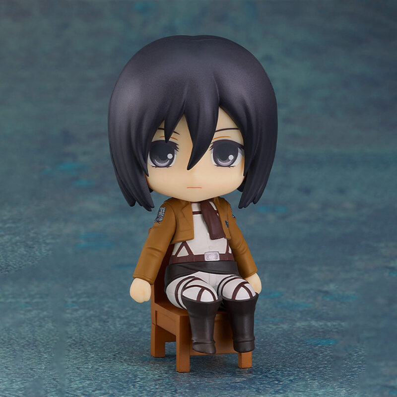 Vue de face avec plan rapproché moyen de la figurine Nendoroid de Mikasa Ackerman de Shingeki no Kyojin, assise sur une chaise.