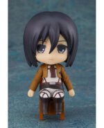 Vue de face en plan rapproché moyen de la figurine Nendoroid de Mikasa Ackerman de Shingeki no Kyojin en uniforme militaire, assise.