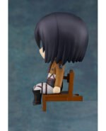 Vue de profil à mi-distance de la figurine Nendoroid de Mikasa Ackerman de Shingeki no Kyojin, assise sur une chaise.