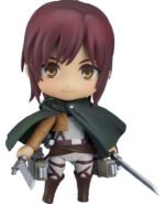 Vue de face en plan rapproché moyen de la figurine Nendoroid de Sasha Braus de Shingeki no Kyojin en uniforme du Corps d'exploration, tenant des doubles lames.