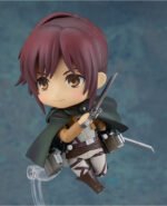 Vue 3/4 de face à mi-distance de la figurine Nendoroid de Sasha Braus de Shingeki no Kyojin en tenue militaire, tenant des épées.