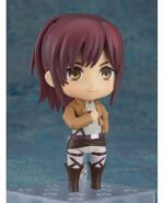Vue 3/4 de face à mi-distance de la figurine Nendoroid de Sasha Braus de Shingeki no Kyojin en uniforme militaire, souriante.