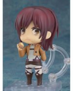 Vue 3/4 de face à mi-distance de la figurine Nendoroid de Sasha Braus de Shingeki no Kyojin en uniforme du Corps d'Exploration, tenant un petit objet.
