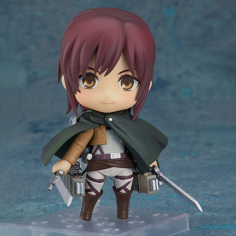 Vue de face avec plan rapproché moyen de la figurine Nendoroid de Sasha Braus de Shingeki no Kyojin en uniforme militaire, tenant deux lames.
