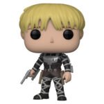 Vue de face avec plan moyen de la figurine Funko Pop! d'Armin Arlert de Shingeki no Kyojin en uniforme militaire, tenant une arme grise.